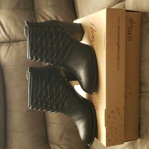 Eurosoft Woman's Black Leather Booties